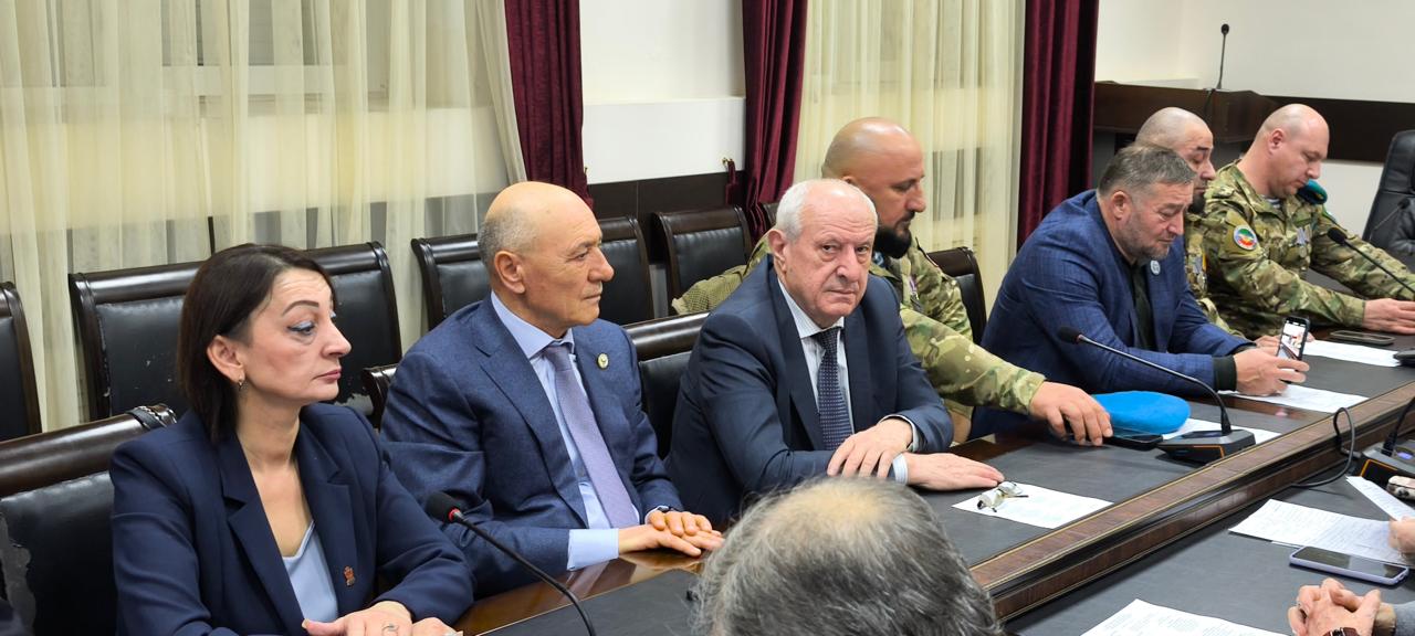 «Герои Отечества: наследие мужества и чести». В Махачкале прошел круглый стол, посвященный Дню Героев Отечества